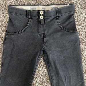 Freddy Brand WR UP Denim Mid Rise 7/8 length pants, Dark Gray. Size XS (2)
